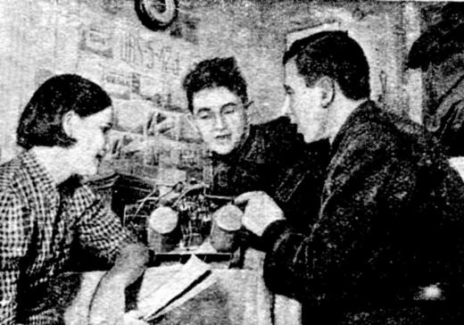 В. Шпилевой (крайний справа) на UK5OA, 1940 г.