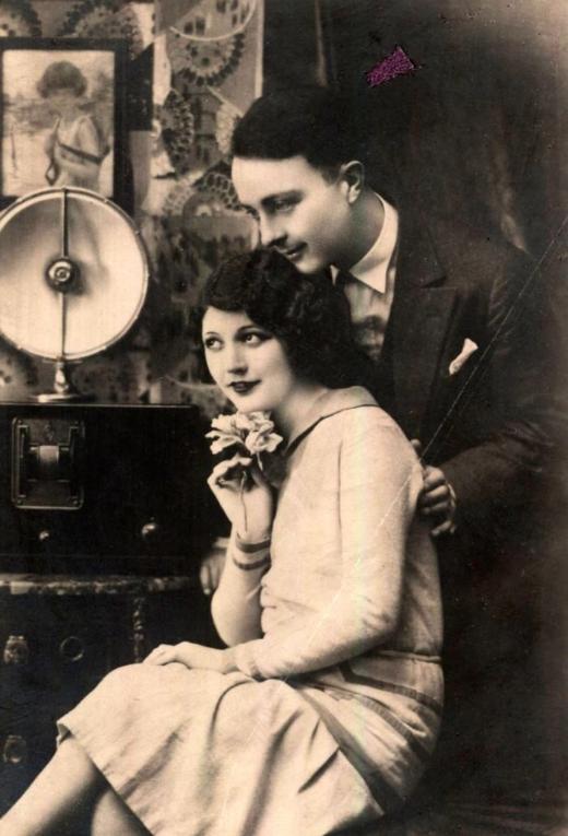 Листівка із зображенням пари, яка слухає радіо. 1920-1930-ті роки 