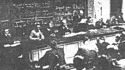 В зале заседания Конгресса. Президиум (слева направо): M. Tirman (член оргкомитета Конгресса, Франция), Lloyd Jackquet (u2OX), Leon Deloy (f8AB), Eduardo Belin (председатель Конгресса , Франция), Jean G. Marger (f8GO), Hiram Percy Maxim (u1AW), Kenneth B. Warner (u9JT) и OM Beauvais (секретарь Конгресса, Франция).