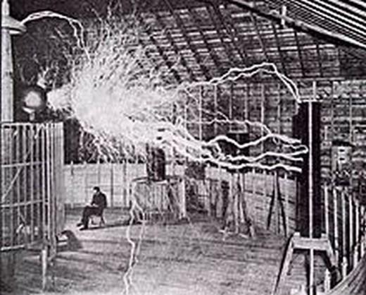 Никола Тесла в лаборатории в Колорадо-Спрингс. Начало 1900-х годов