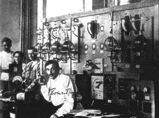 М.А. Бонч-Бруевич с сотрудниками у радиотелефонного передатчика HРЛ, 1921 г.