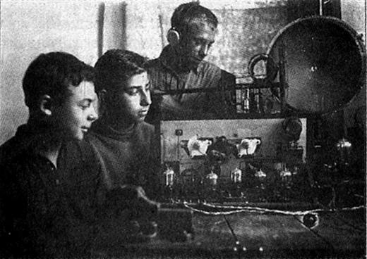 Юные SWLs: П. Аристов, М. Феофанов (позже: eu2QX, U4LD) и Я. Елистратов (позже: eu4EX, U4LH), 1928 г.