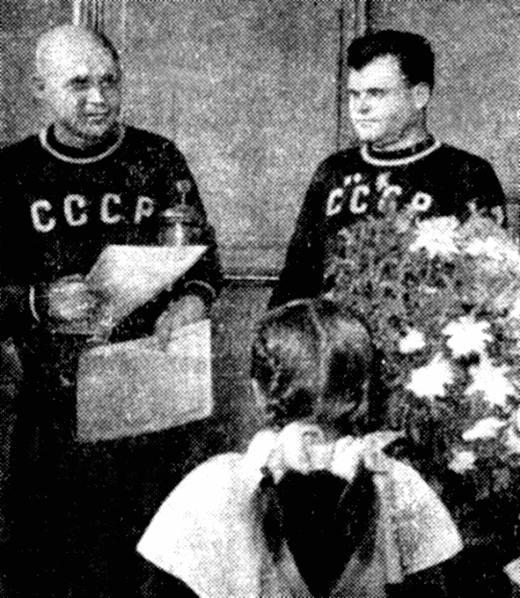 В. Росляков и В. Сомов (справа).