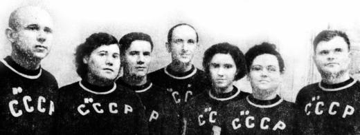 Сборная СССР (В. Сомов справа).